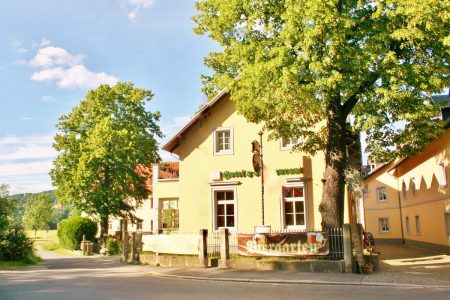 Straßenansicht des Hotels