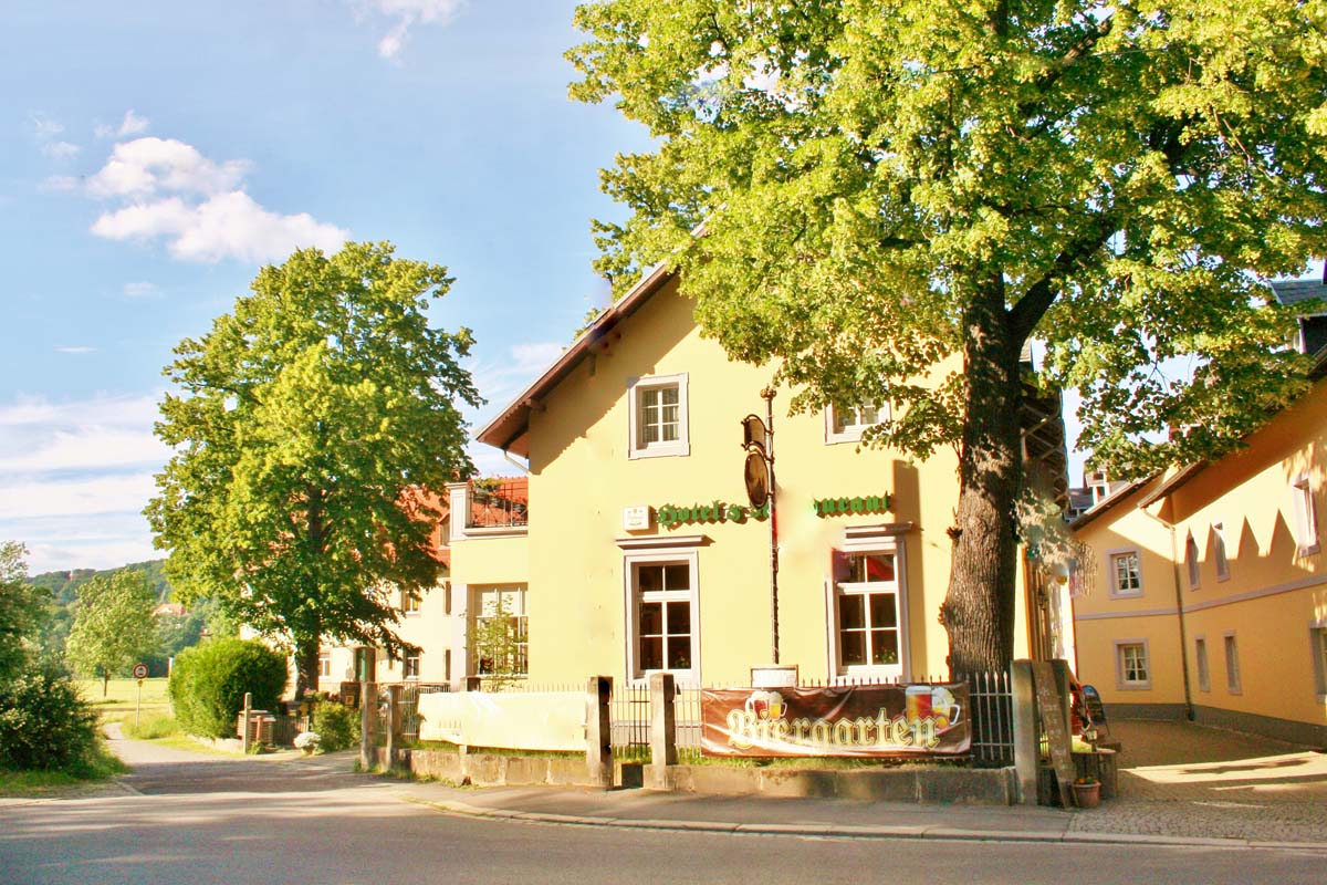 Straßenansicht des Hotels