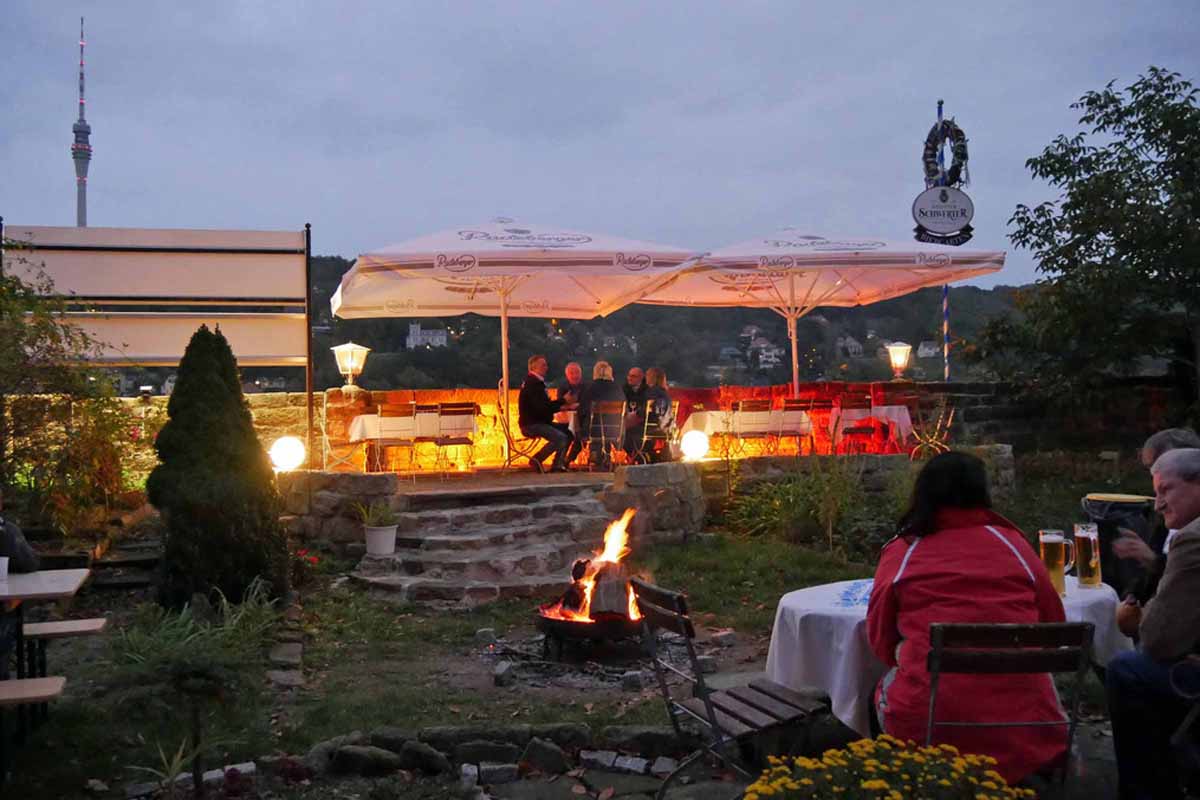 Lagerfeuerromantik mit Blick auf die Elbhänge